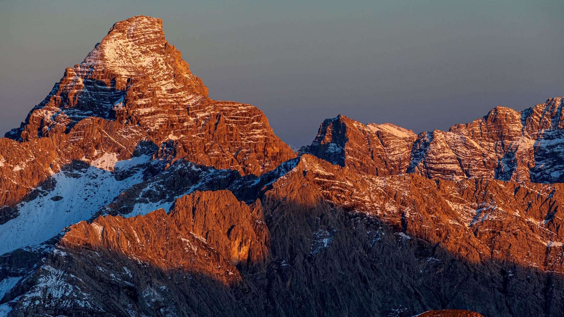 Hochvogel im Abendlicht: Der imposante Gipfel in den Allgäuer Alpen droht zu zerbrechen.