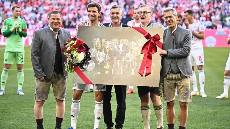 Ehrung für 25 Jahre im Verein: Thomas Müller (2. v. li.) vor dem Spiel mit Bayern-Sportvorstand Eberl, -Präsident Hainer, -Vorstandschef Dreesen und dem -Vorstandsvize Diederich (v. li.).