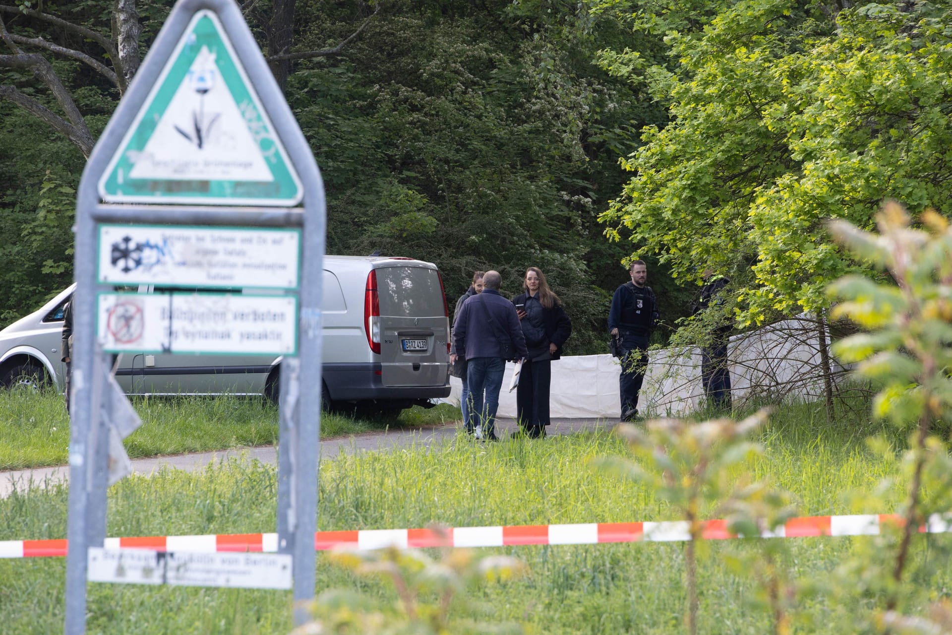 Die Polizei ist seit den frühen Morgenstunden am Fundort im Einsatz: Die Babyleiche soll noch heute obduziert werden. Die Polizei ist seit den frühen Morgenstunden am Fundort im Einsatz: Die Babyleiche soll noch heute obduziert werden.