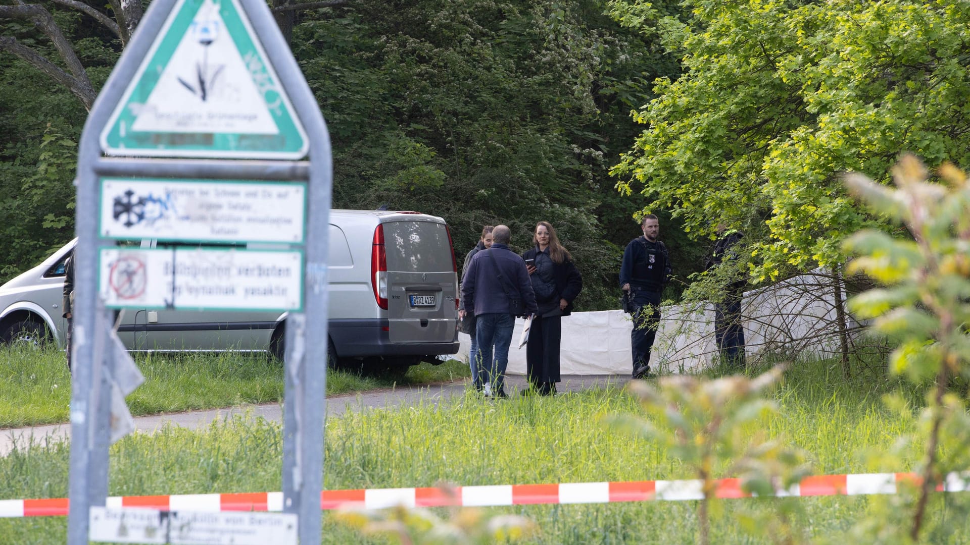 Die Polizei ist seit den frühen Morgenstunden am Fundort im Einsatz: Die Babyleiche soll noch heute obduziert werden.