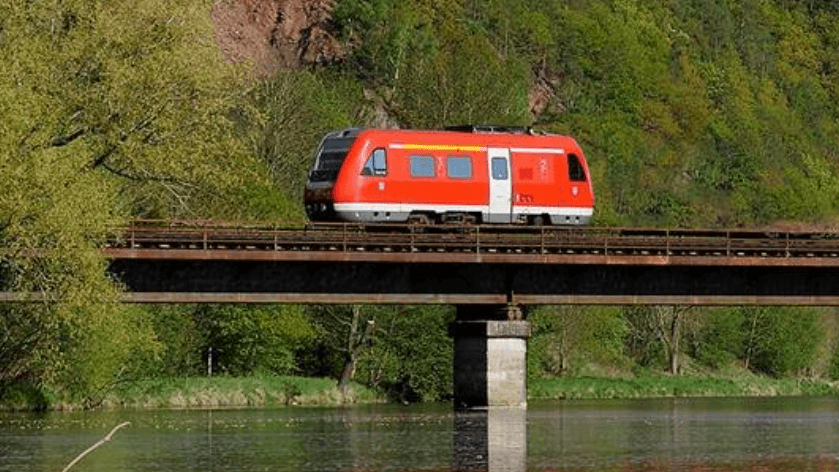 Ein einsamer Wagon auf einem Bahngleis: Dieses Bild nutze die Deutsche Bahn für ihren Scherz.
