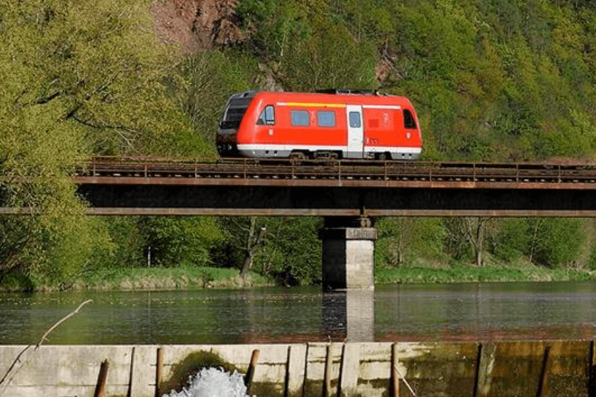 Ein einsamer Wagon auf einem Bahngleis: Dieses Bild nutze die Deutsche Bahn für ihren Scherz.