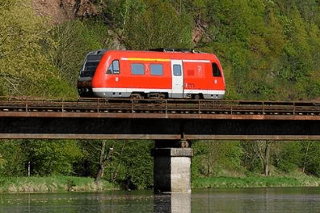 Ein einsamer Wagon auf einem Bahngleis: Dieses Bild nutze die Deutsche Bahn für ihren Scherz.