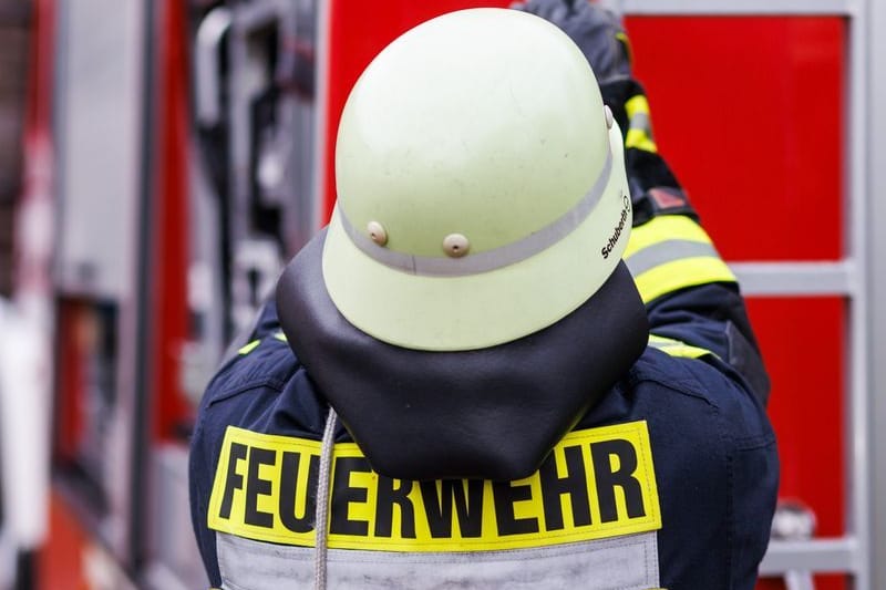 Feuerwehrmann im Einsatz (Archivbild): Die Feuerwehr brachte den Brand schnell unter Kontrolle.