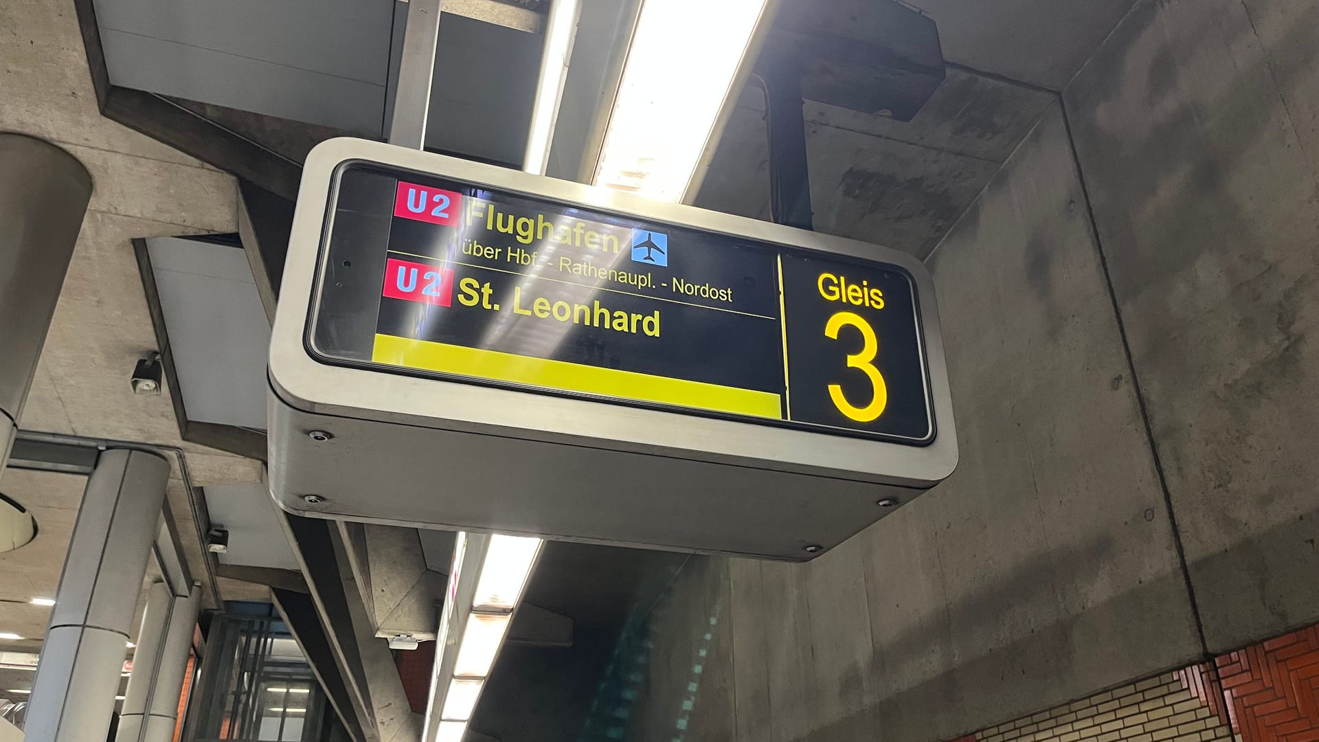 Bei der Zugzielanzeige werden am Sonntag keine Zeiten angegeben: Die U-Bahnen sind seltener unterwegs als üblich.