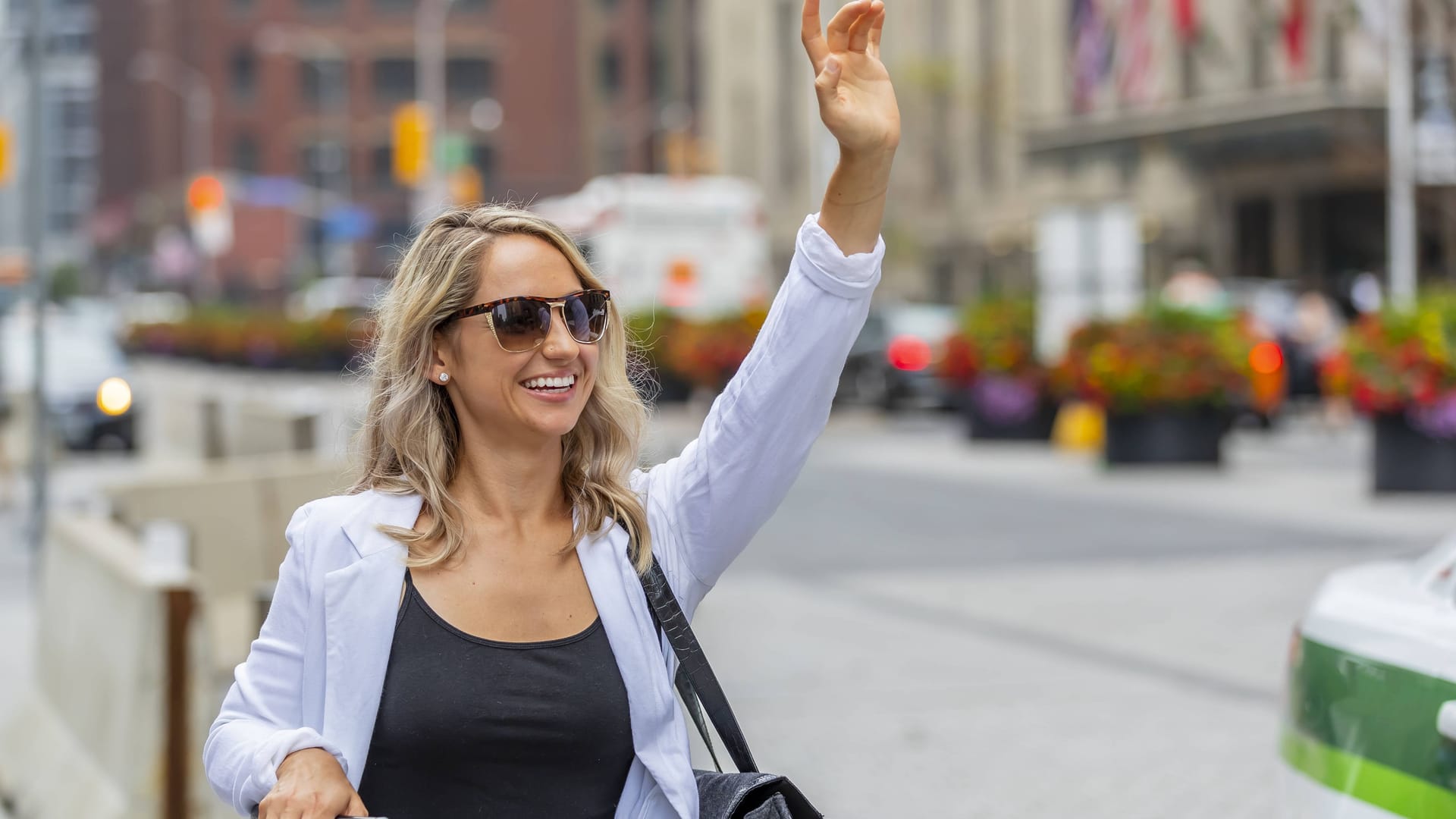Eine Frau wartet aufs Taxi (Archivbild): In Berlin gibt es einen Fahrservice nur für Frauen.