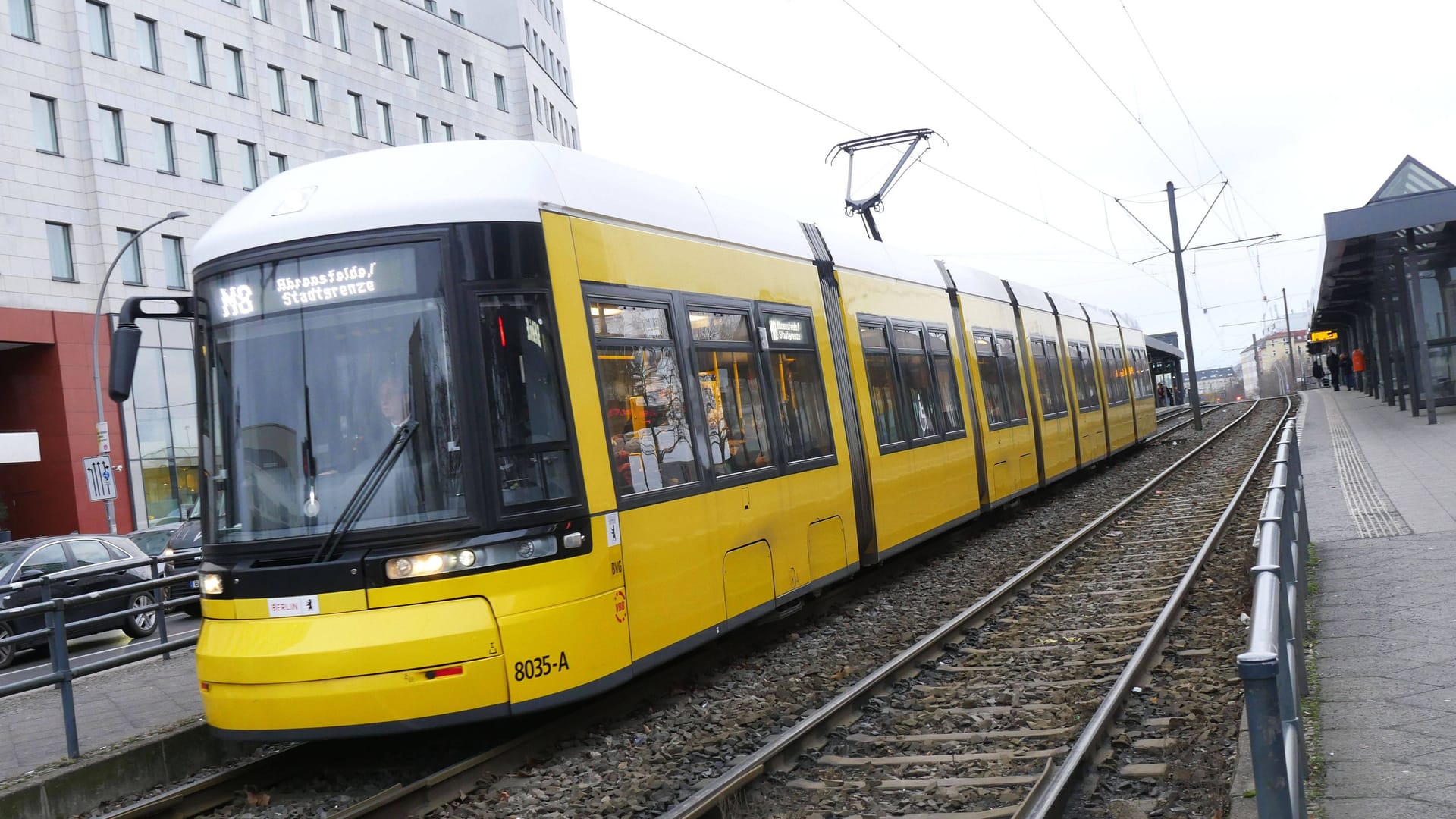 Eine Straßenbahn der Linie M8 (Archivbild): Nach einem Unfall ist ein 68-Jähriger Tage später ums Leben gekommen. Eine Straßenbahn der Linie M8 (Archivbild): Nach einem Unfall ist ein 68-Jähriger Tage später ums Leben gekommen.