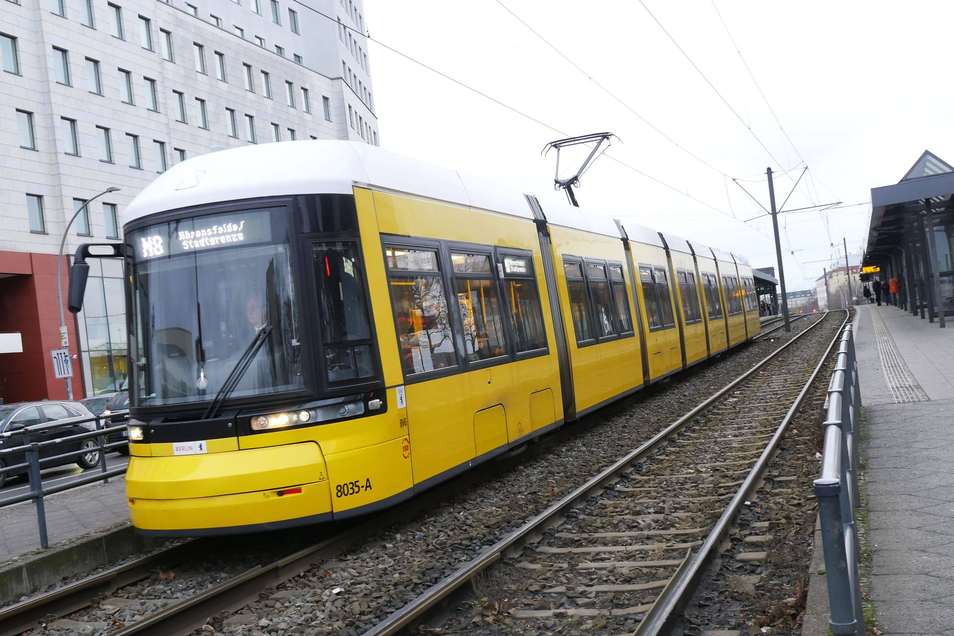 Eine Straßenbahn der Linie M8 (Archivbild): Nach einem Unfall ist ein 68-Jähriger Tage später ums Leben gekommen. Eine Straßenbahn der Linie M8 (Archivbild): Nach einem Unfall ist ein 68-Jähriger Tage später ums Leben gekommen.
