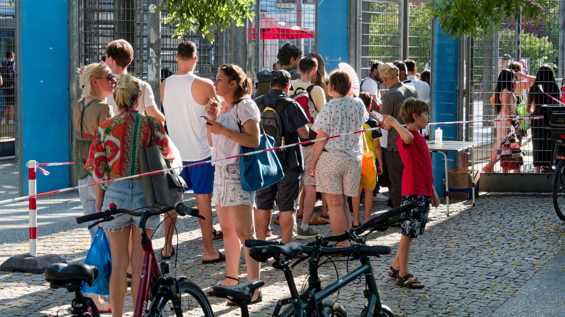 Warteschlange vor dem Sommerbad Neuköln (Archivbild): Das "Columbiabad" bleibt noch bis Ende Juni zu – auch für die anderen Freibäder läuft die Saison schleppend an.