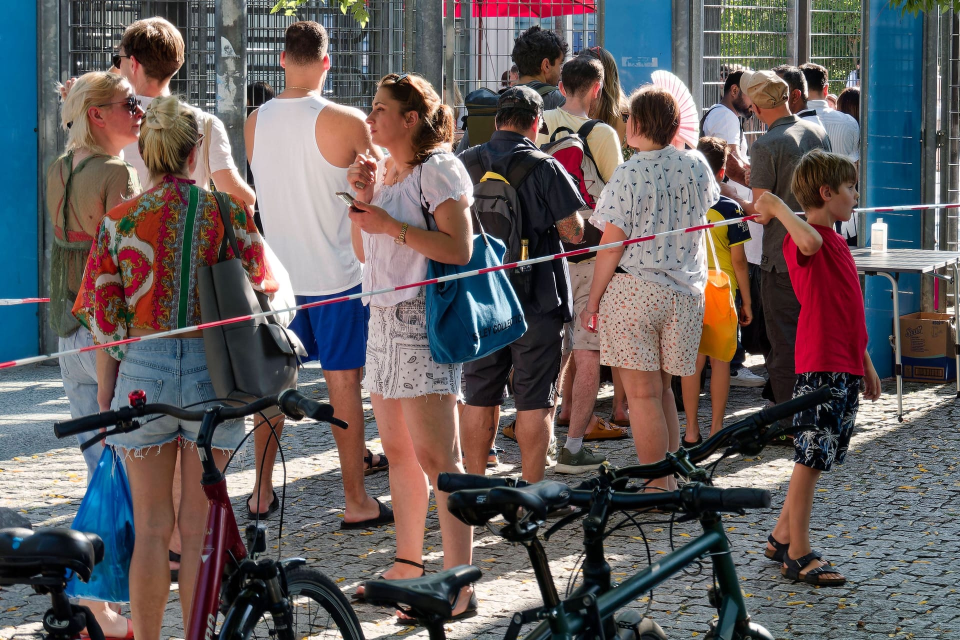 Warteschlange vor dem Sommerbad Neuköln (Archivbild): Das "Columbiabad" bleibt noch bis Ende Juni zu – auch für die anderen Freibäder läuft die Saison schleppend an.