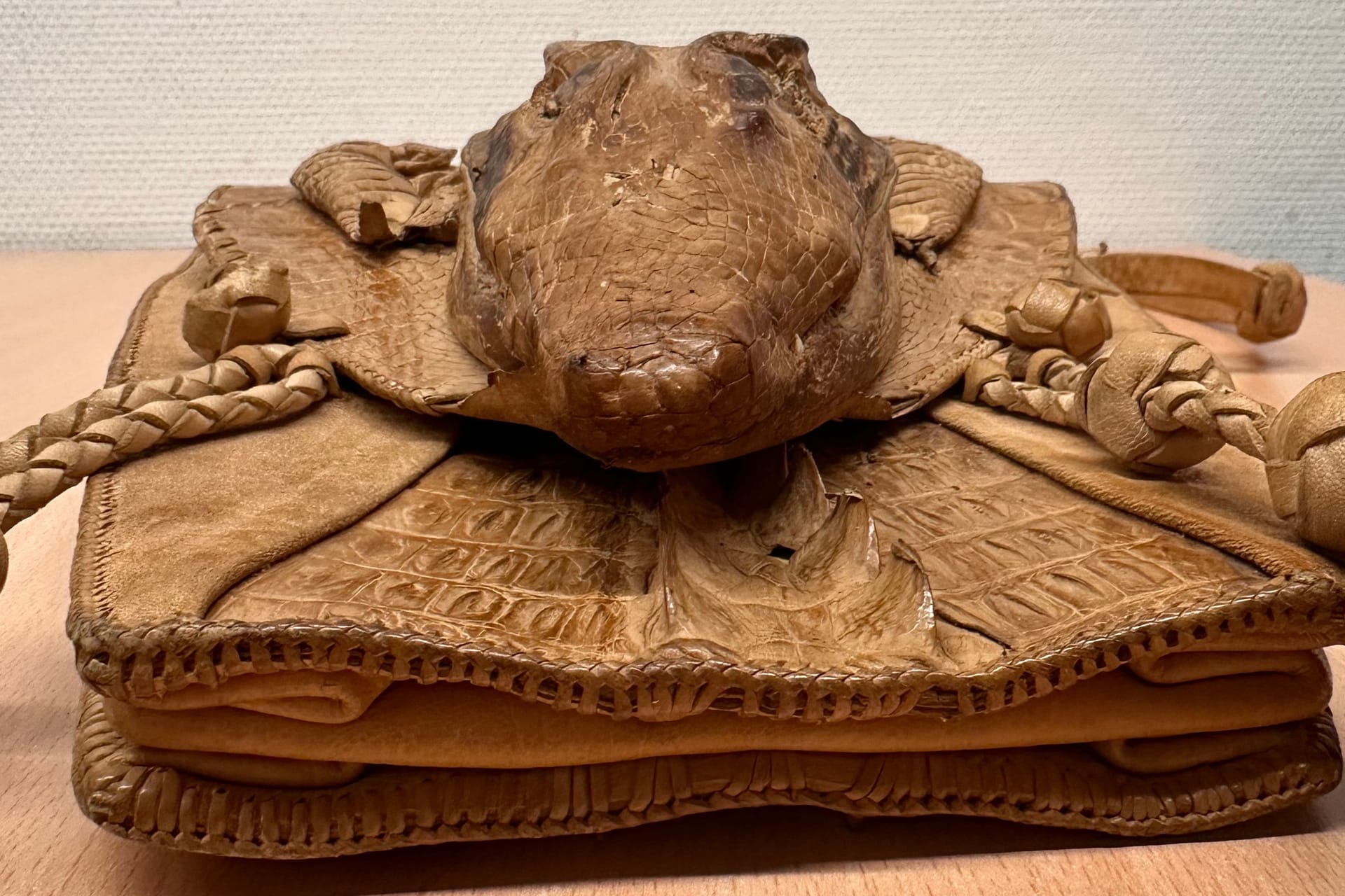 Die entdeckte Krokodilhandtasche: Es handelt sich um eine streng geschützte Art. Die entdeckte Krokodilhandtasche: Es handelt sich um eine streng geschützte Art.