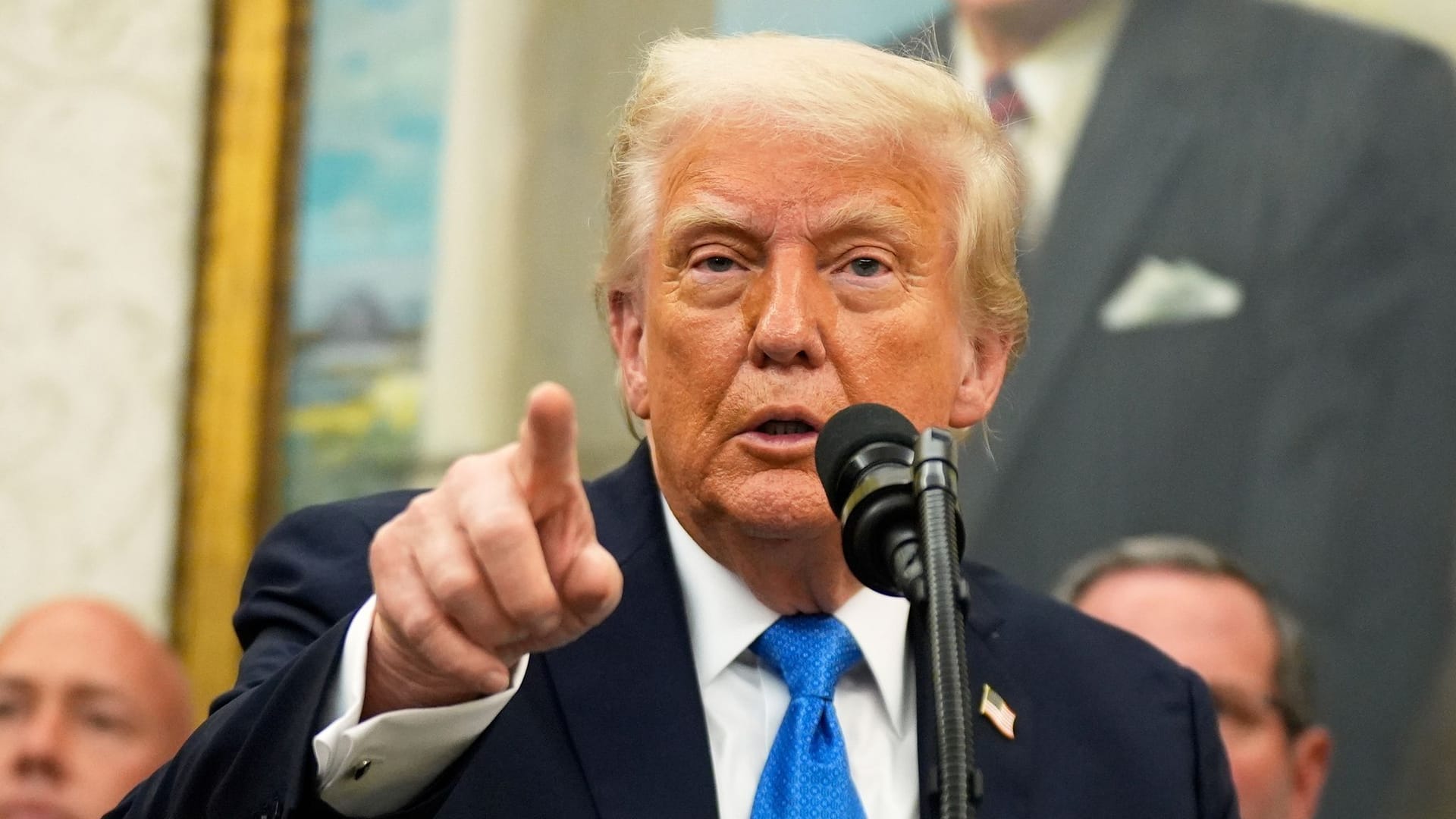 Donald Trump spricht während einer Veranstaltung zur Verleihung einer Auszeichnung an Polizeibeamte im Oval Office des Weißen Hauses. Donald Trump spricht während einer Veranstaltung zur Verleihung einer Auszeichnung an Polizeibeamte im Oval Office des Weißen Hauses.