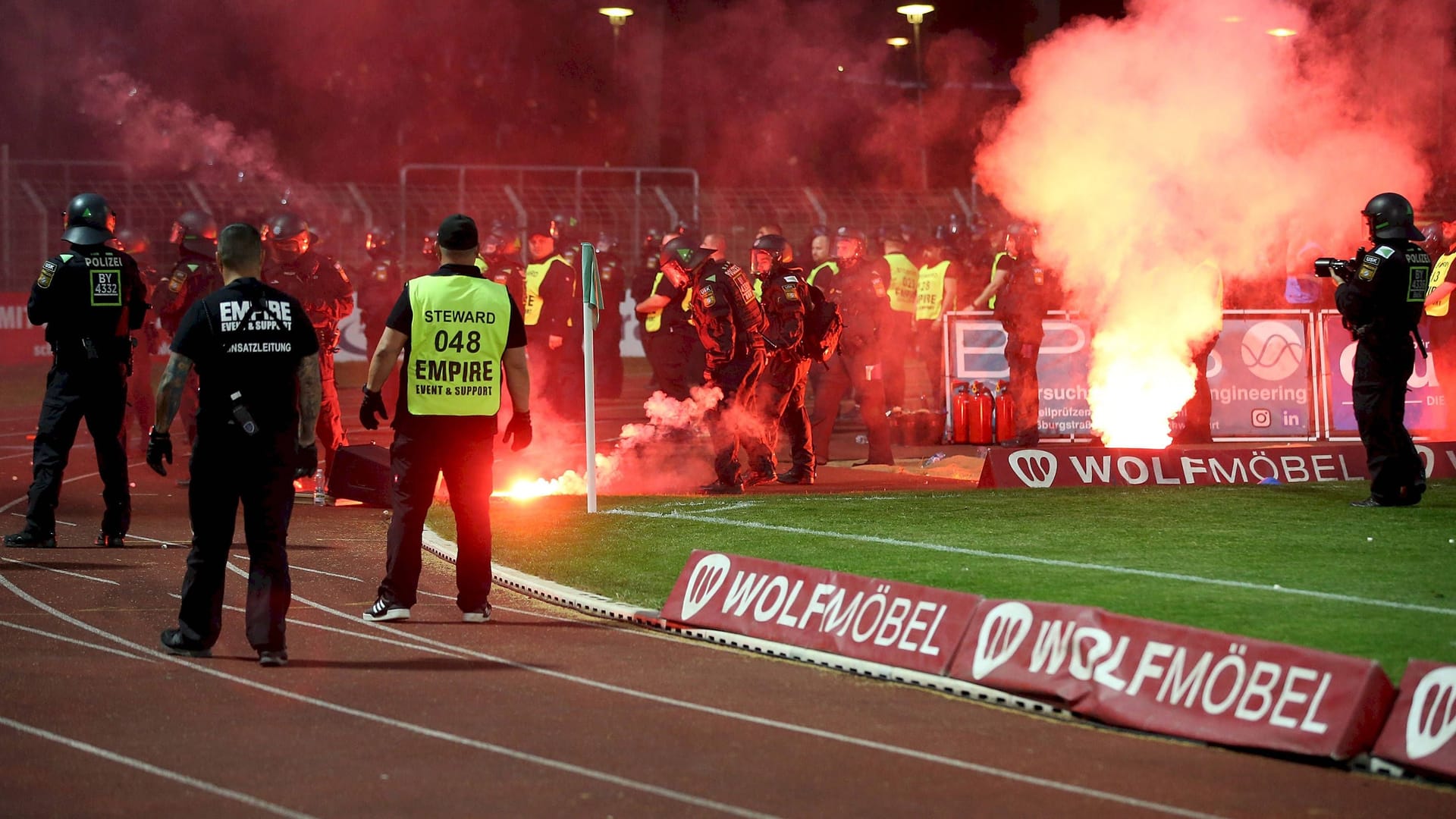 Einsatzkräfte löschen die Feuerwerkskörper, die durch das Stadion flogen.