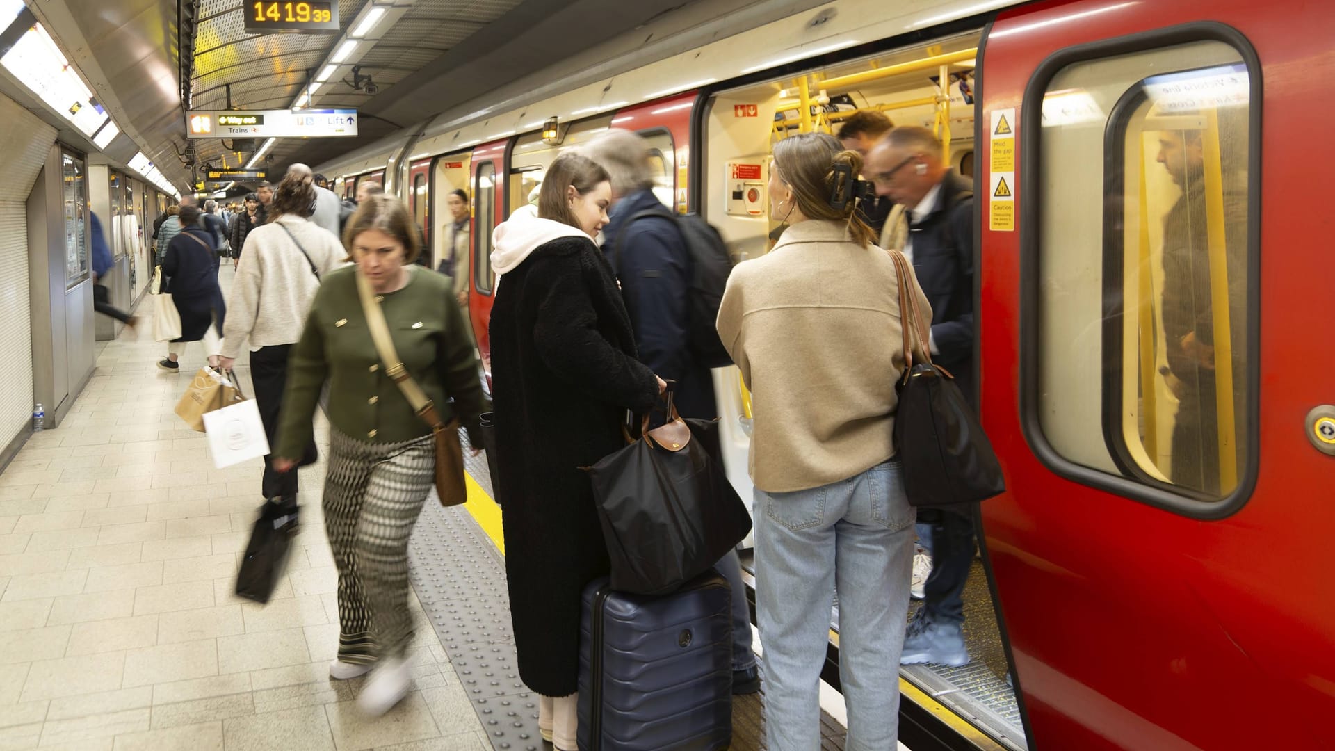 Überfüllte U-Bahn in London (Archivbild): Ein Stromausfall hat am Montag zahlreiche Linien lahmgelegt.