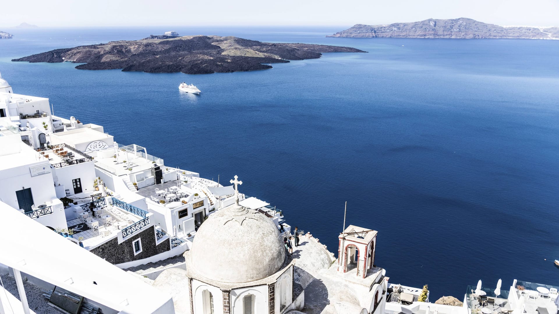 Weiße Gebäude in Fira, Santorini: Trotz Erdbeben bleibt die Insel ein Touristenmagnet. Weiße Gebäude in Fira, Santorini: Trotz Erdbeben bleibt die Insel ein Touristenmagnet.