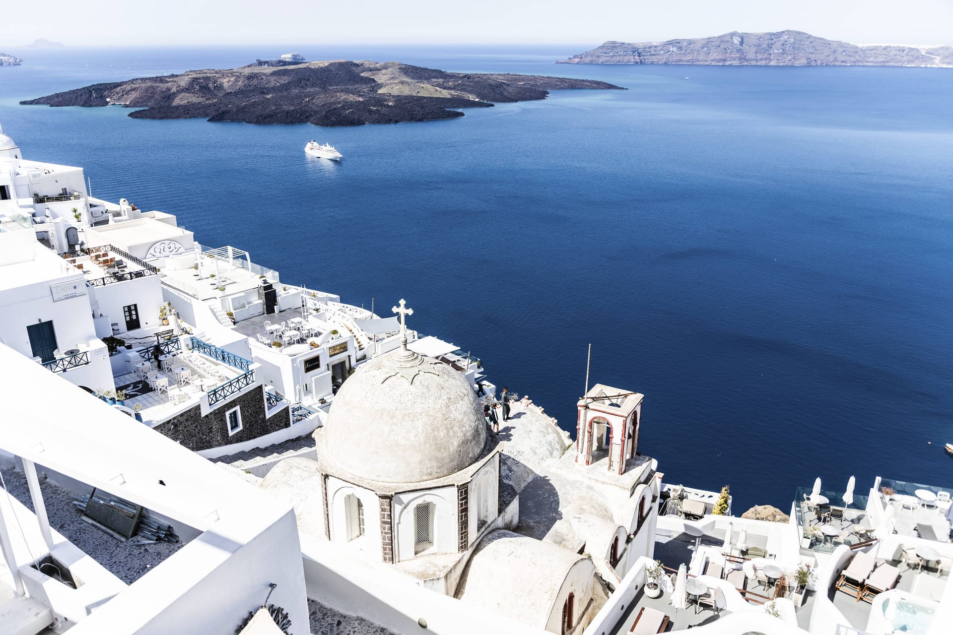 Weiße Gebäude in Fira, Santorini: Trotz Erdbeben bleibt die Insel ein Touristenmagnet.