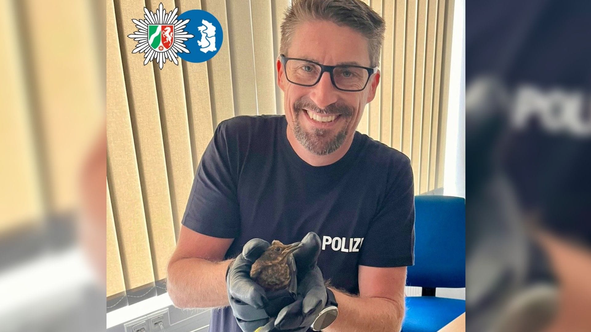 Tierischer Einsatz der Wasserschutzpolizei: Ein Polizist hält eine gerettete Amsel in den Händen. Tierischer Einsatz der Wasserschutzpolizei: Ein Polizist hält eine gerettete Amsel in den Händen.