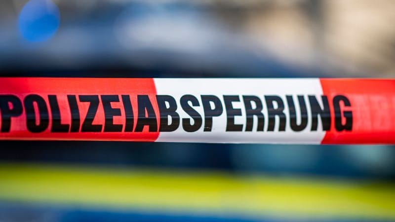 Ein Absperrband mit der Aufschrift «Polizeiabsperrung» ist vor einem Polizeiwagen aufgespannt. (zu dpa: «Polizeieinsatz in Königs Wusterhausen»)