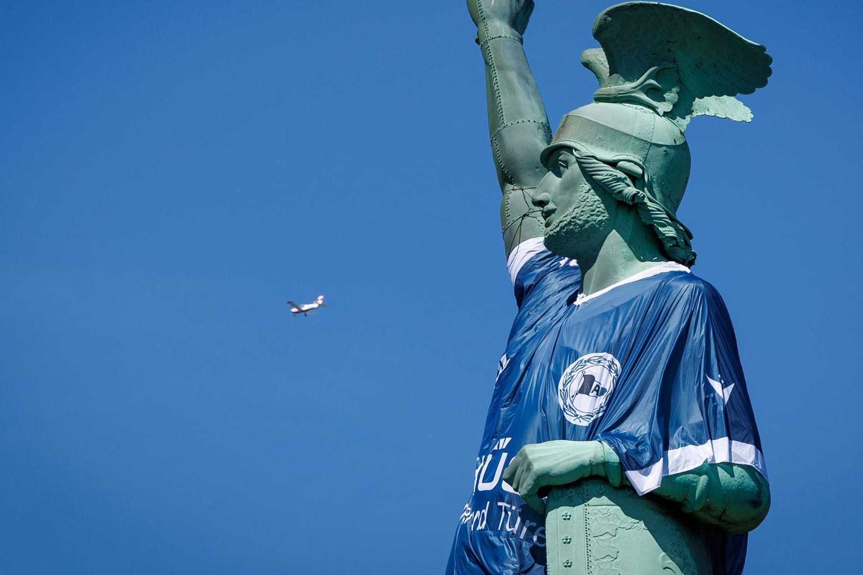 Hermannsdenkmal: Vorerst trägt das Wahrzeichen das Trikot der Arminia.