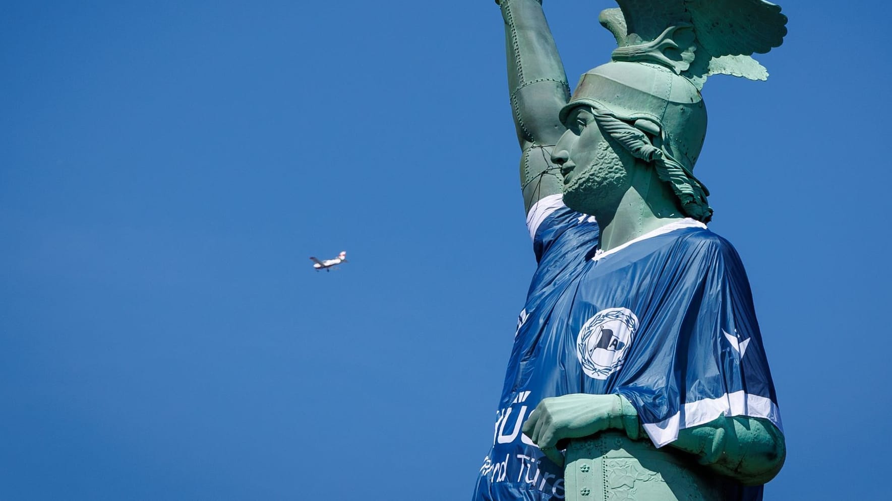 Hermannsdenkmal: Vorerst trägt das Wahrzeichen das Trikot der Arminia.