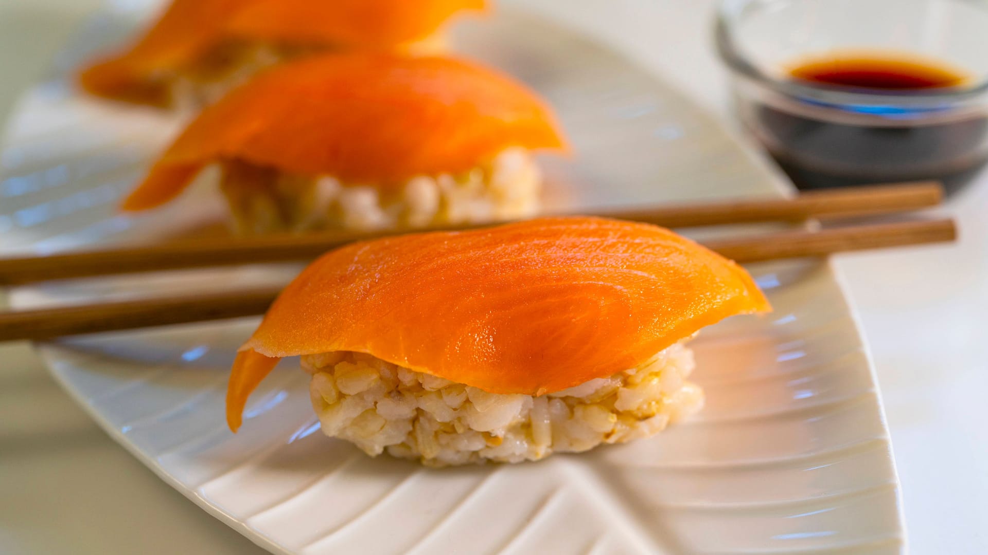 Sushi auf einem Teller (Symbolbild): In einem asiatischen Restaurant in Köln entdeckten Lebensmittelkontrolleure erschreckende Zustände.
