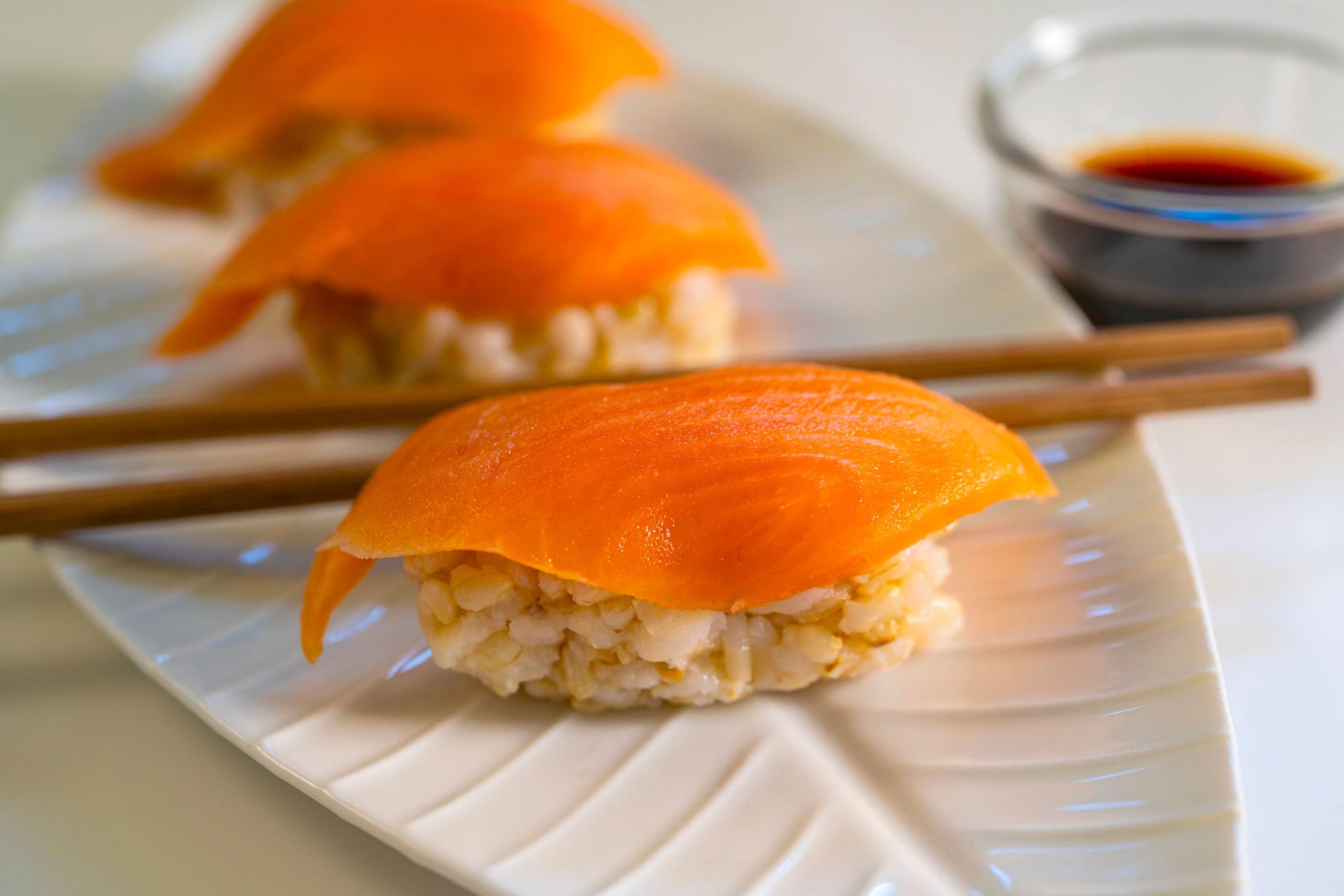 Sushi auf einem Teller (Symbolbild): In einem asiatischen Restaurant in Köln entdeckten Lebensmittelkontrolleure erschreckende Zustände.