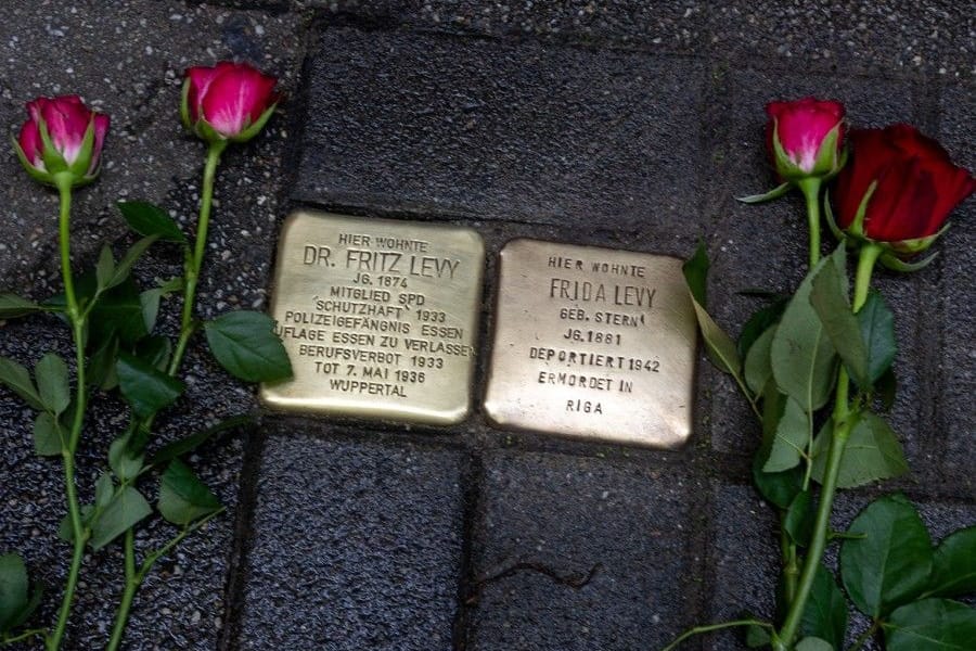 Der Stolperstein von Dr. Fritz Levy: Am 2. Mai fand zu Ehren der Verlegung eine Gedenkzeremonie in Essen statt.