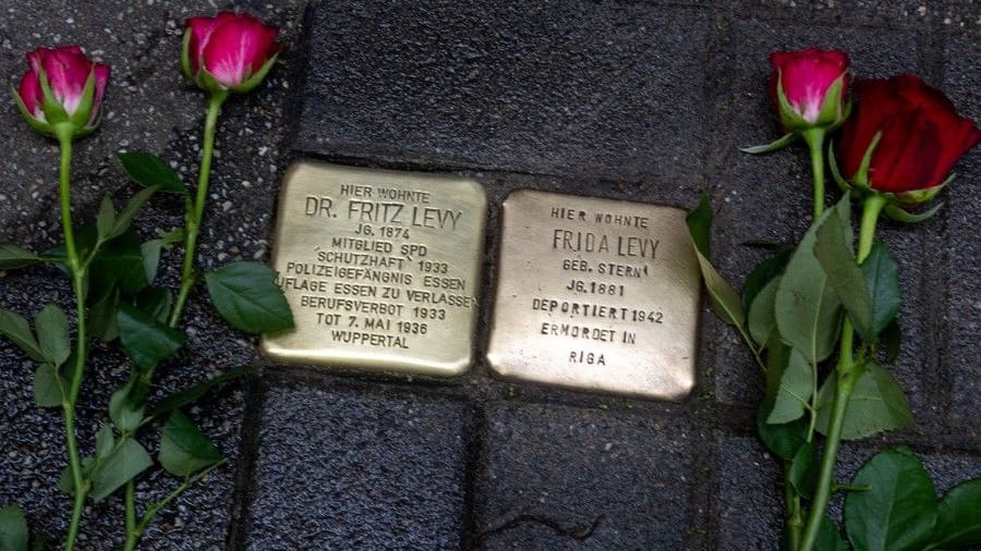 Der Stolperstein von Dr. Fritz Levy: Am 2. Mai fand zu Ehren der Verlegung eine Gedenkzeremonie in Essen statt. Der Stolperstein von Dr. Fritz Levy: Am 2. Mai fand zu Ehren der Verlegung eine Gedenkzeremonie in Essen statt.