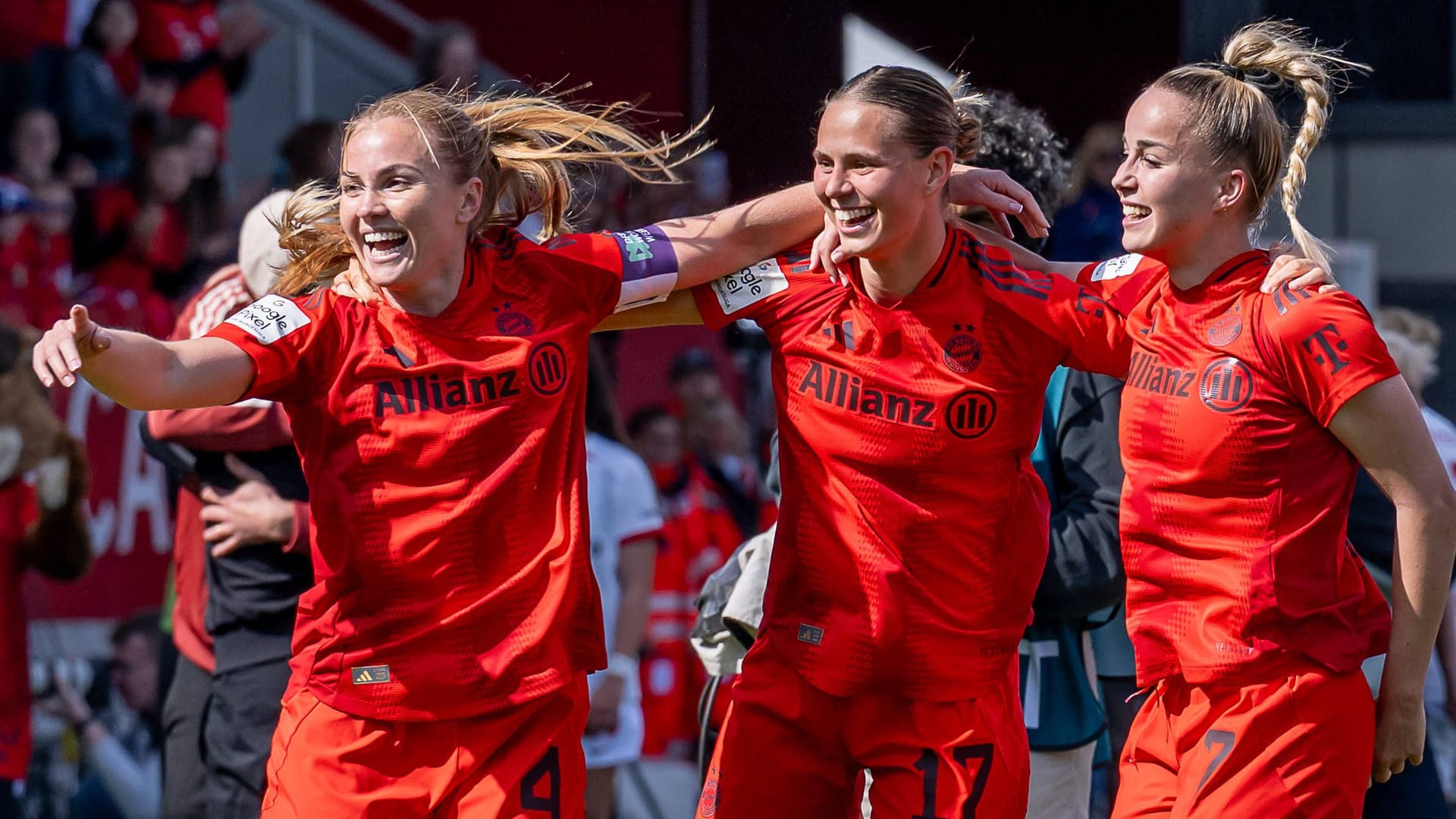 Jubel bei den Bayern-Frauen: Die Chance auf das Double ist groß.