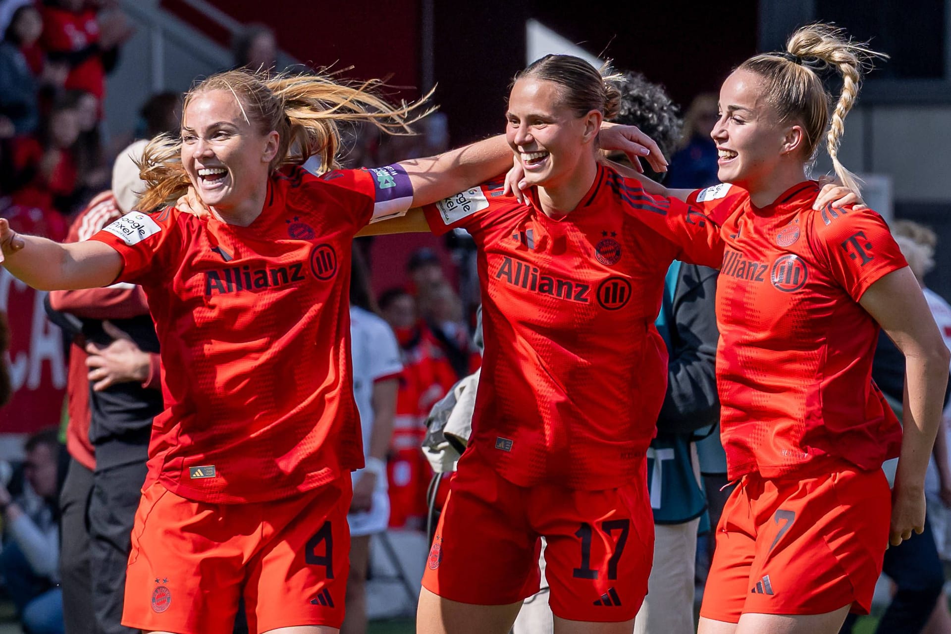 Jubel bei den Bayern-Frauen: Die Chance auf das Double ist groß.