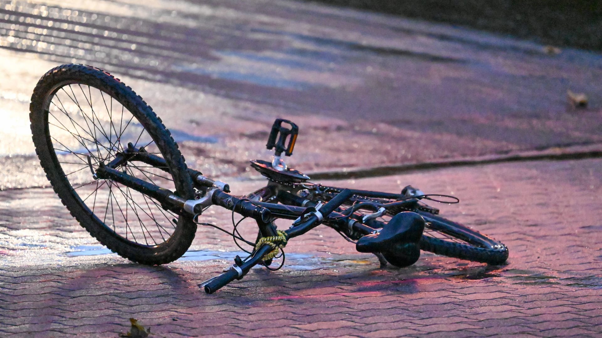 Umgekipptes Fahrrad liegt auf der Straße (Symbolbild): Der Radfahrer hatte auf der Abbiegespur verkehrsbedingt gewartet. Umgekipptes Fahrrad liegt auf der Straße (Symbolbild): Der Radfahrer hatte auf der Abbiegespur verkehrsbedingt gewartet.