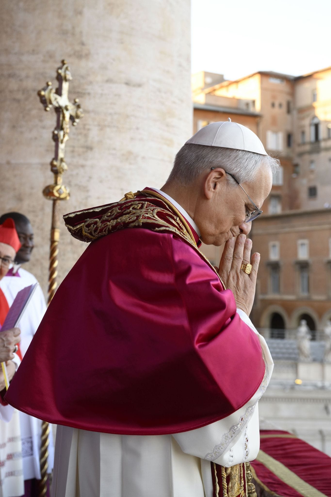 Der neu gewählte Papst Leo XIV., der US-Amerikaner Robert Prevost, winkte nach dem Konklave auf dem Balkon des Petersdoms im Vatikan.