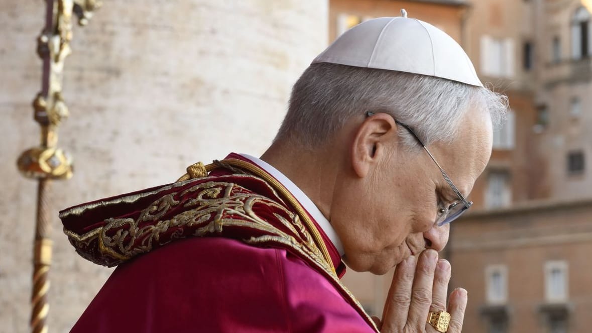 Der neu gewählte Papst Leo XIV., der US-Amerikaner Robert Prevost, winkte nach dem Konklave auf dem Balkon des Petersdoms im Vatikan.