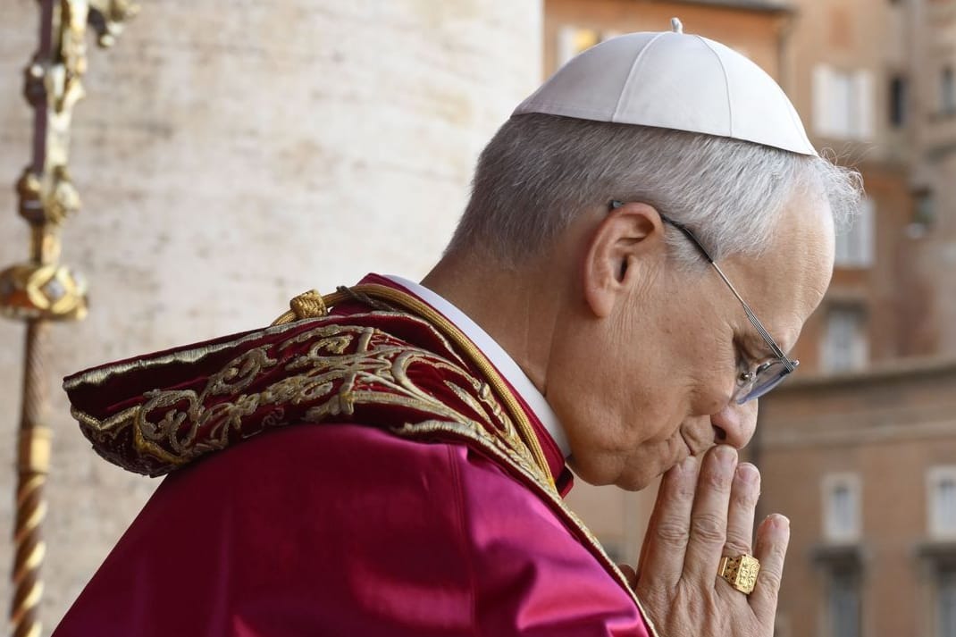 Der neu gewählte Papst Leo XIV., der US-Amerikaner Robert Prevost, winkte nach dem Konklave auf dem Balkon des Petersdoms im Vatikan.