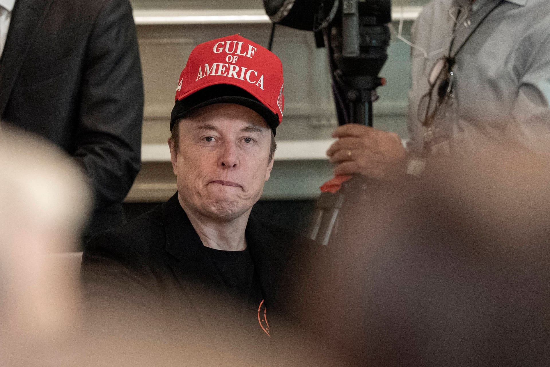 Elon Musk trägt zwei Kappen während einer Kabinettssitzung: Microsoft-Gründer Bill Gates macht dem Trump-Berater schwere Vorwürfe.
