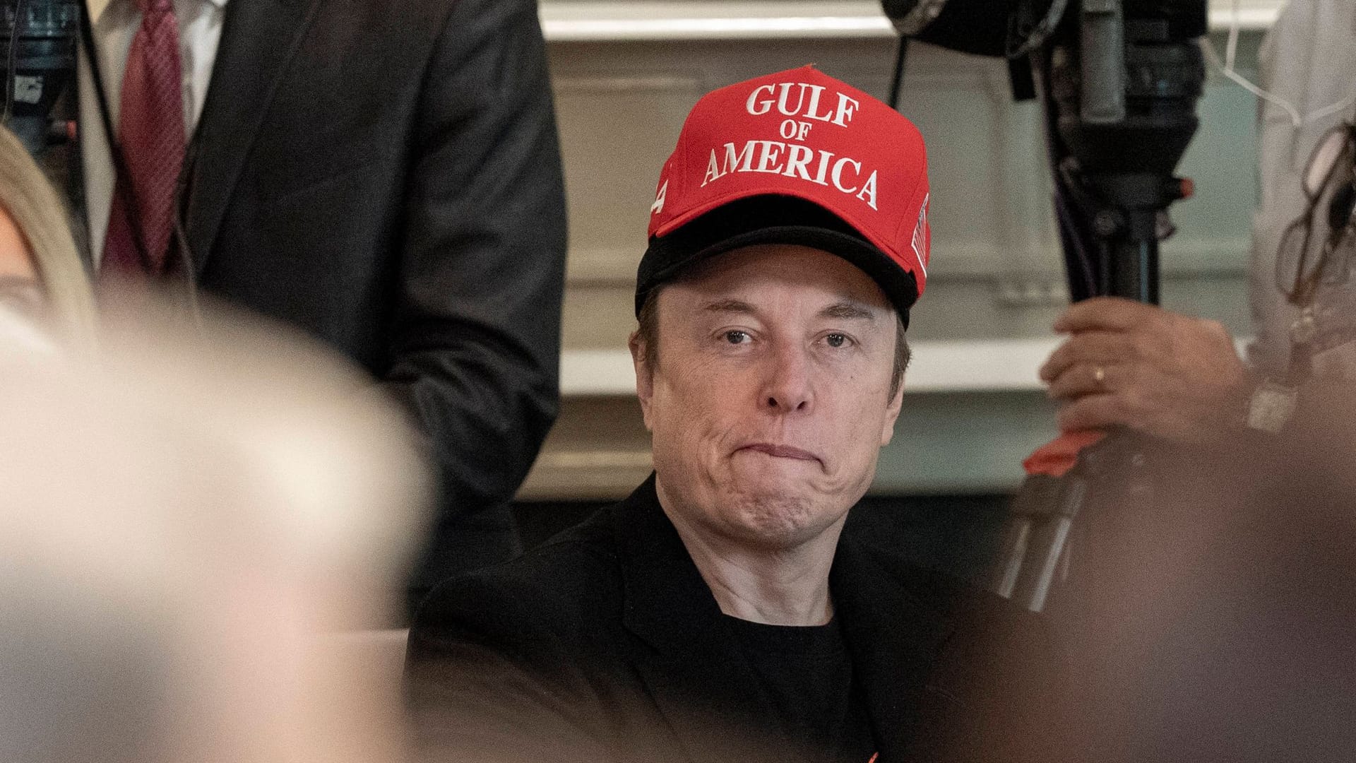 Elon Musk trägt zwei Kappen während einer Kabinettssitzung: Microsoft-Gründer Bill Gates macht dem Trump-Berater schwere Vorwürfe.