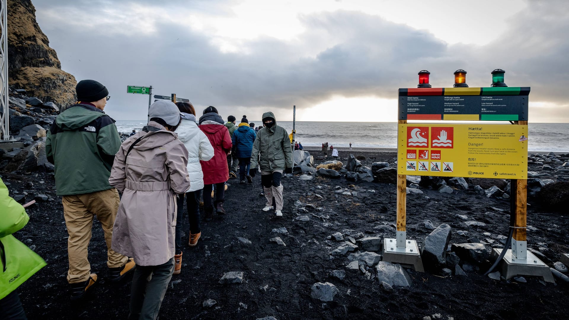 Reynisfjara Strand in Island: Ein Schild soll vor den sogenannten "Sneaker"-Wellen warnen.