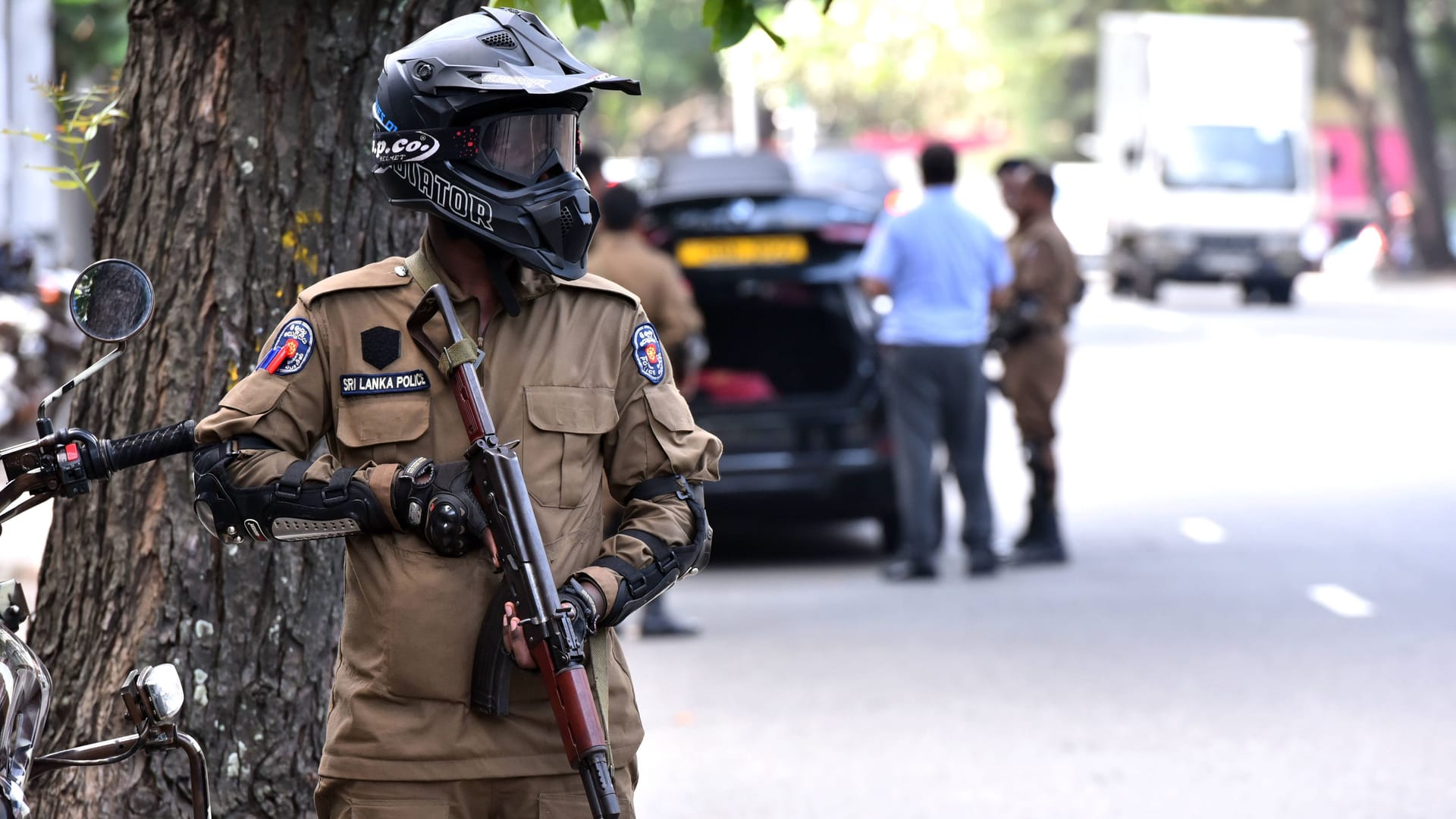 Polizisten im Einsatz in Sri Lanka (Symbolbild): Einer jungen Britin könnte ein mutmaßlicher Drogenschmuggel zum Verhängnis werden.