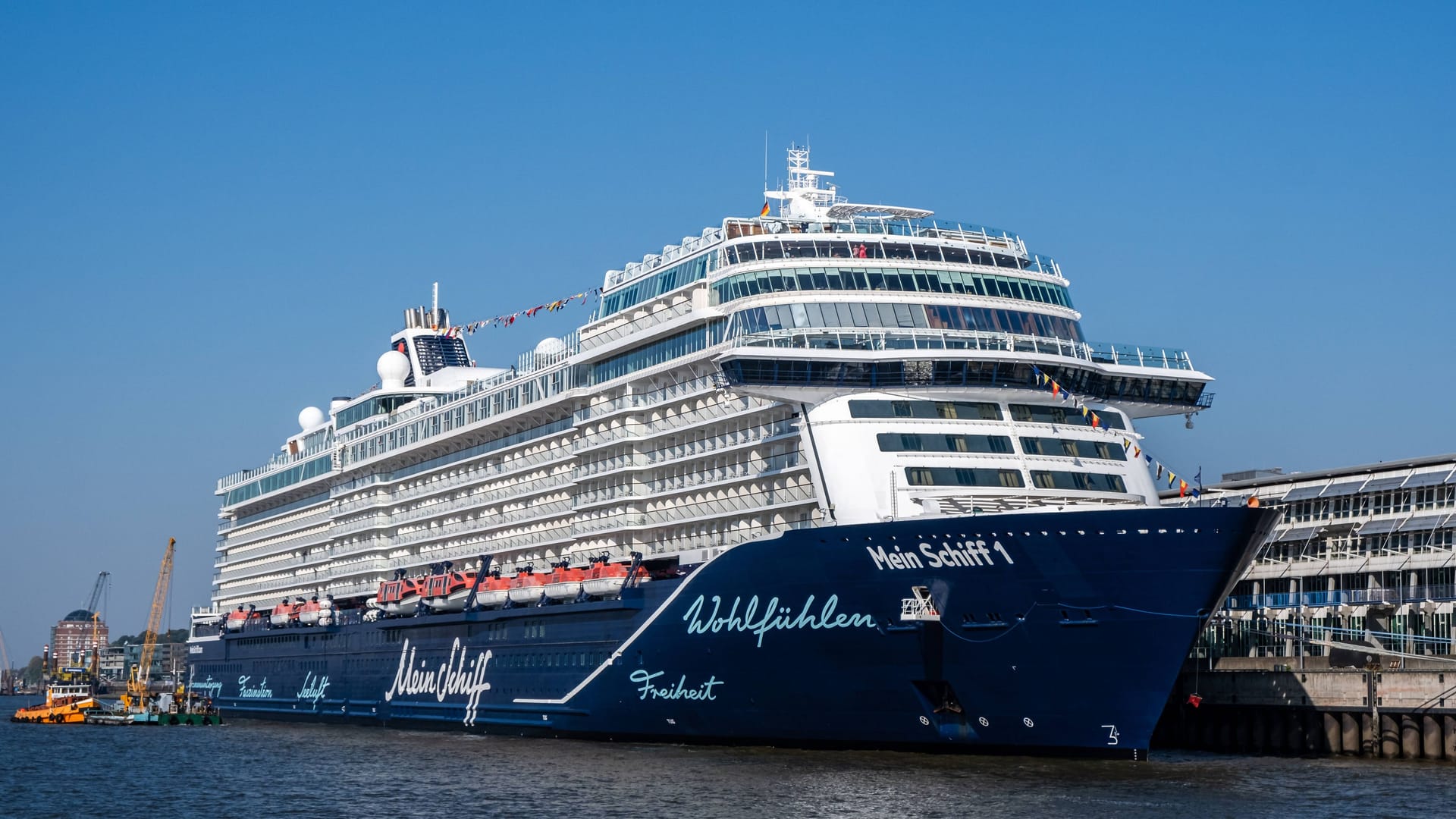 Das Kreuzfahrtschiff "Mein Schiff 1" in Hamburg (Archivbild): Nach dem Gästewechsel legte das Schiff wieder ab und steuert nun Richtung Nordeuropa.