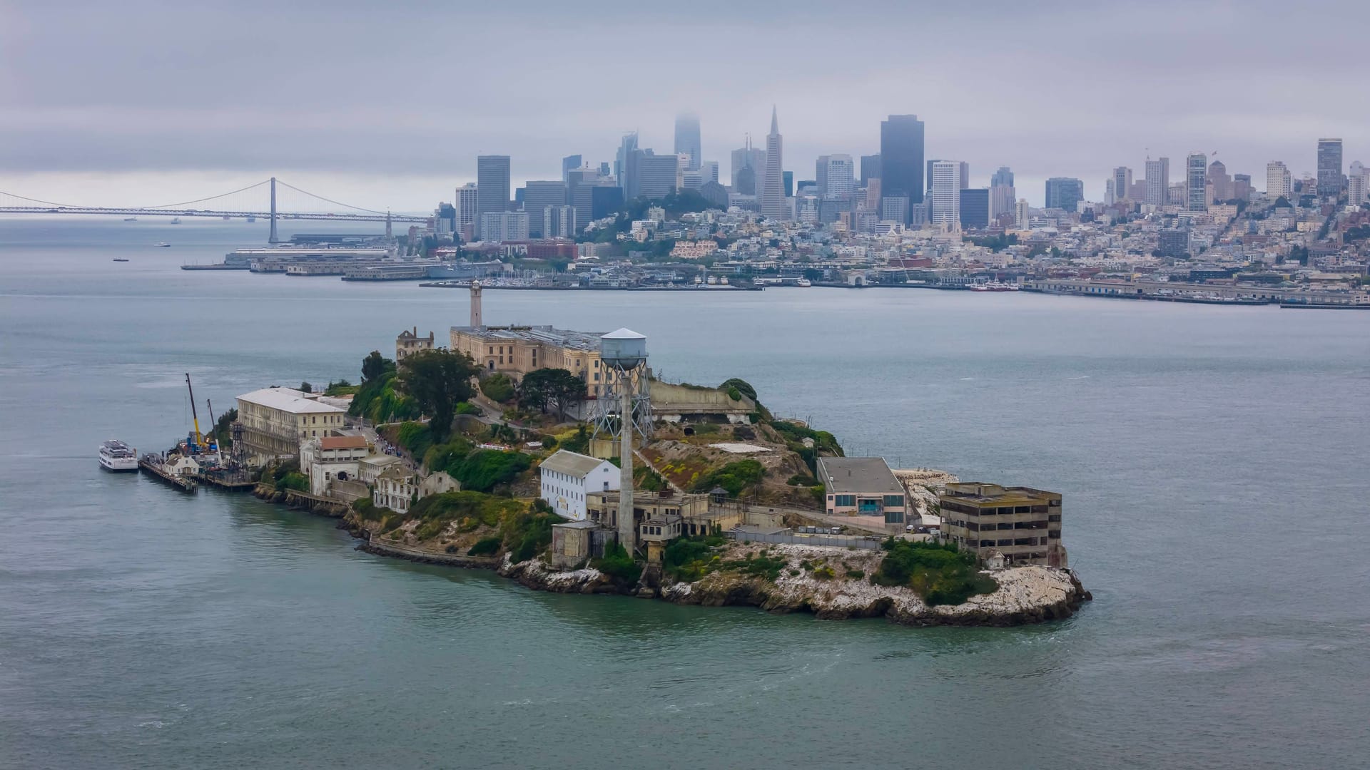 Alcatraz vor dem Hintergrund von San Francisco: Einst Gefängnis für Gangster, heute Touristenmagnet.