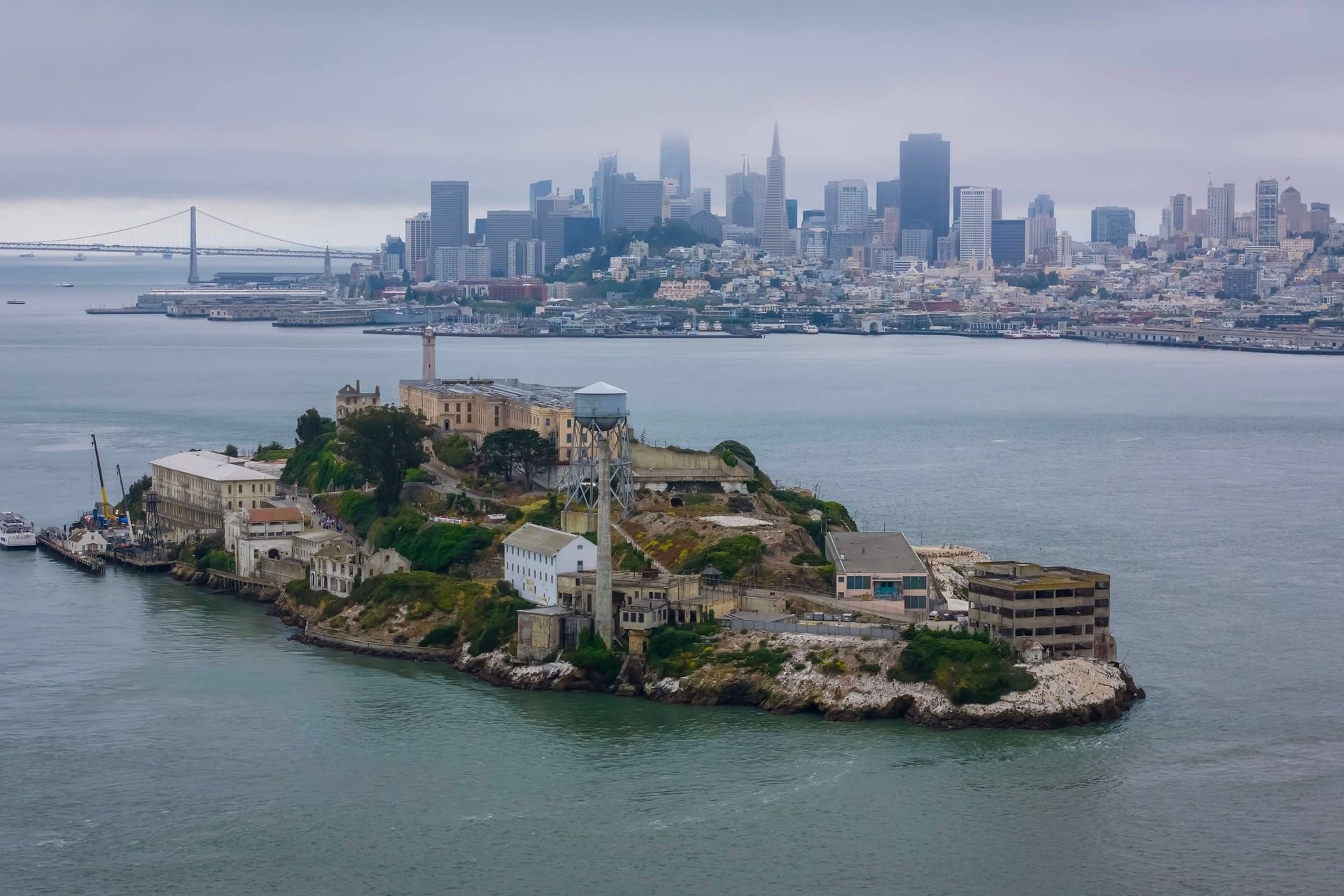 Alcatraz vor dem Hintergrund von San Francisco: Einst Gefängnis für Gangster, heute Touristenmagnet.
