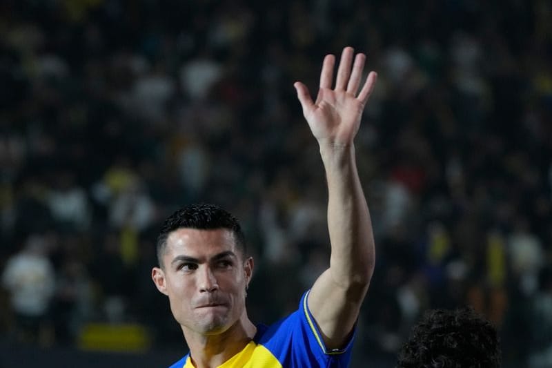 Cristiano Ronaldo grüßt die saudischen Fans beim Fußballverein Al Nassr (Archivbild).