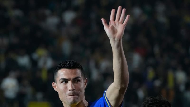 Cristiano Ronaldo grüßt die saudischen Fans beim Fußballverein Al Nassr (Archivbild).