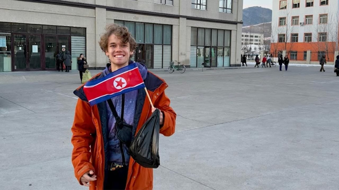 Luca Pferdemenges in Nordkorea: Das Guiness Buch der Rekorde führt ihn als jüngsten Menschen, der alle Länder der Erde bereist hat. Luca Pferdemenges in Nordkorea: Das Guiness Buch der Rekorde führt ihn als jüngsten Menschen, der alle Länder der Erde bereist hat.