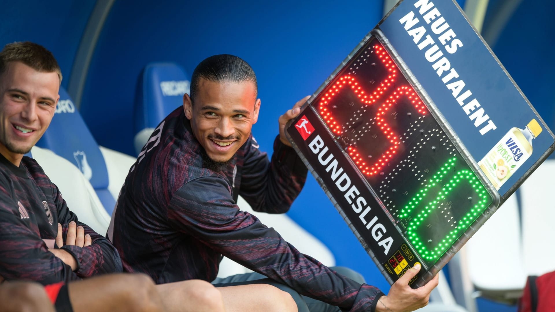 Leroy Sané mit der LED-Tafel: Er tat so, als würde er sich selbst einwechseln.