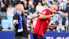 Mitten im Spiel: Fan will Fußballer schlagen