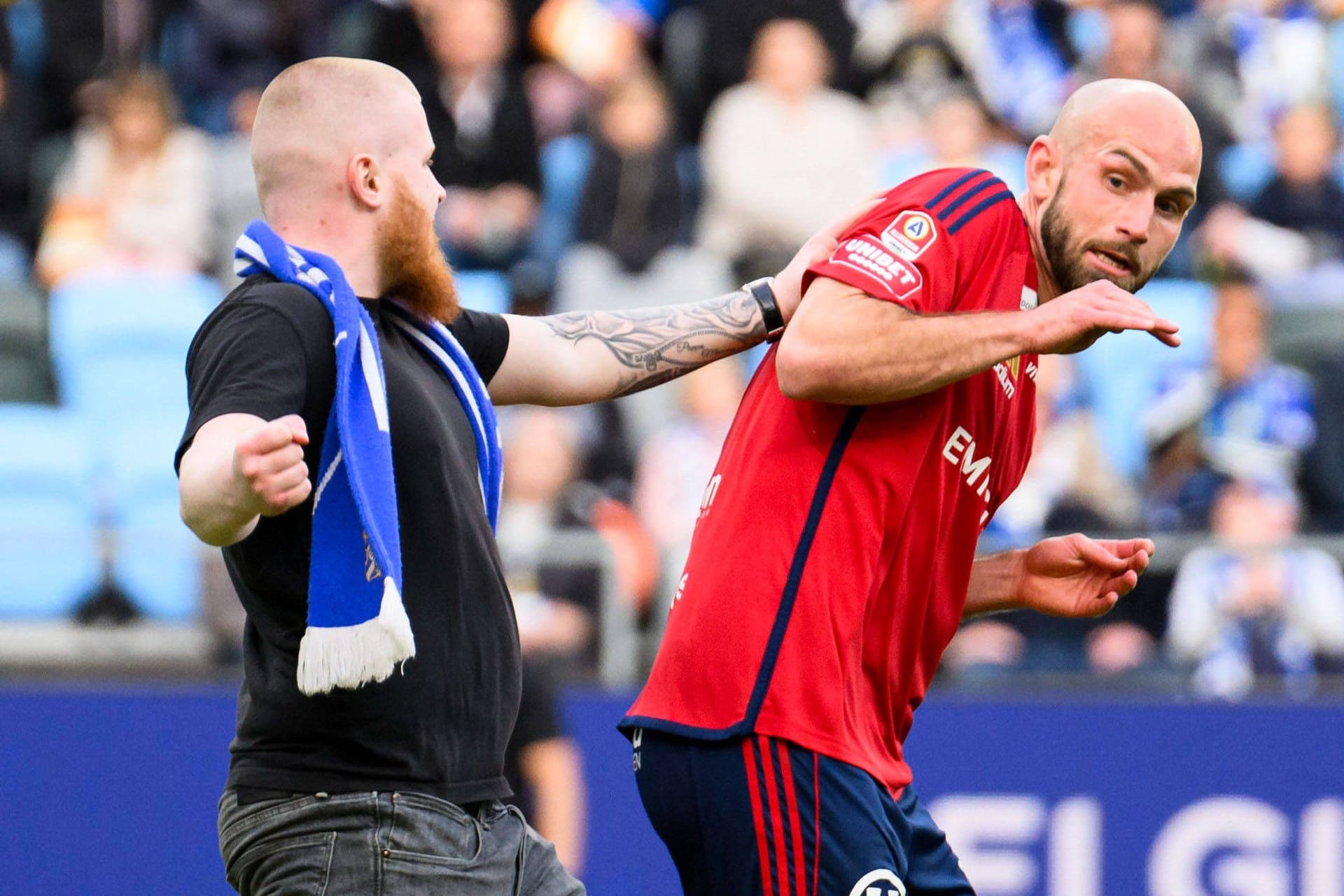 Unglaubliche Szene: Ein Fan (l.) holt zum Schlag gegen Sebastian Starke Hedlund aus.