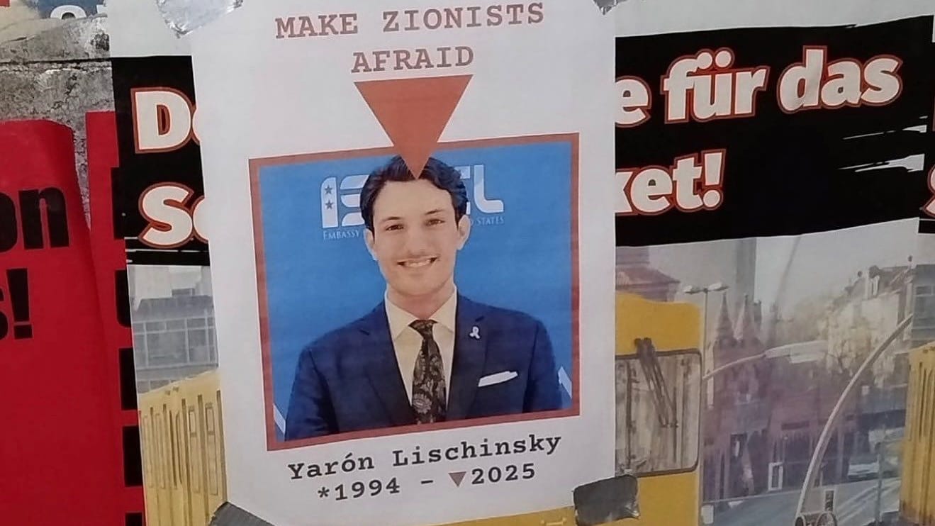 Ein Plakat im Umfeld der Humboldt-Universität zeigt den in den USA erschossenen israelischen Botschaftsmitarbeiter Yaron Lischinsky und eine Drohung gegen Juden.