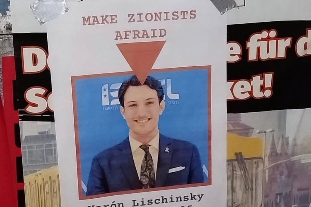 Ein Plakat im Umfeld der Humboldt-Universität zeigt den in den USA erschossenen israelischen Botschaftsmitarbeiter Yaron Lischinsky und eine Drohung gegen Juden.