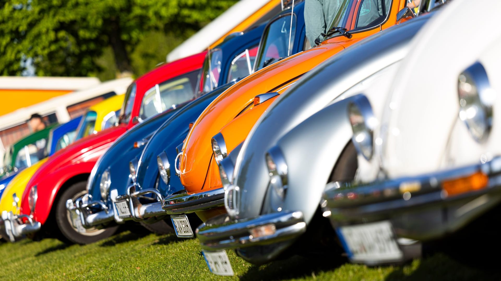 Vom Brezelkäfer bis zum Surfer-Bulli: Viele Hundert Besitzer von Käfern und anderen VW-Oldtimern treffen sich am 1. Mai auf den Parkplätzen des Messegeländes in Hannover.